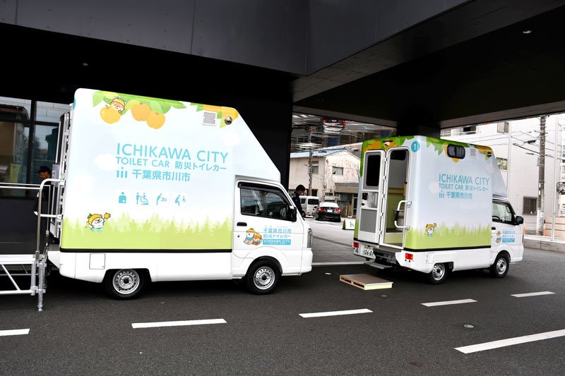 導入されたトイレカー＝市川市役所
