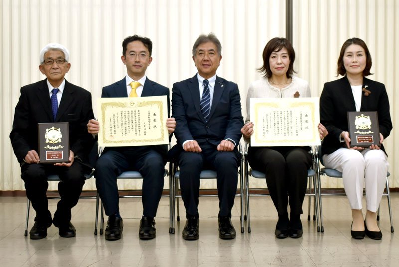 「千葉日報地域きずな賞」を受賞した２団体の代表者ら＝２７日、千葉市中央区