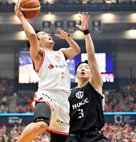 Ａ千葉―千葉Ｊ　第４クオーター、シュートを放つ千葉Ｊ・富樫（左）＝千葉ポートアリーナ