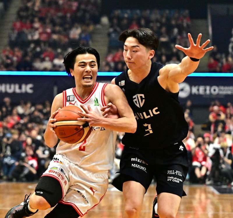 Ａ千葉―千葉Ｊ　第４クオーター、競り合う千葉Ｊ・富樫（左）とＡ千葉・黒川＝２８日、千葉市の千葉ポートアリーナ