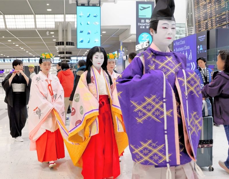 成田空港の国際線出発ロビーに“平安貴族”が登場した。一行は笛の音色に合わせて優雅に歩き、訪日外国人らと交流した