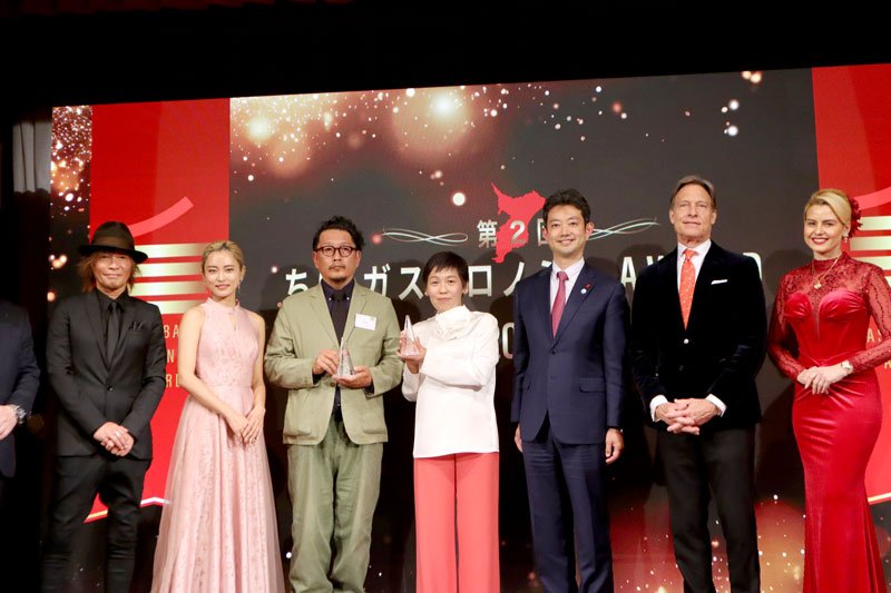 「第２回ちばガストロノミーＡＷＡＲＤ」大賞に輝き、トロフィーを掲げる苗目の井上さん（左から３人目）とＵｓｈｉｍａｒｕの鈴木さん（同４人目）ら＝千葉市美浜区