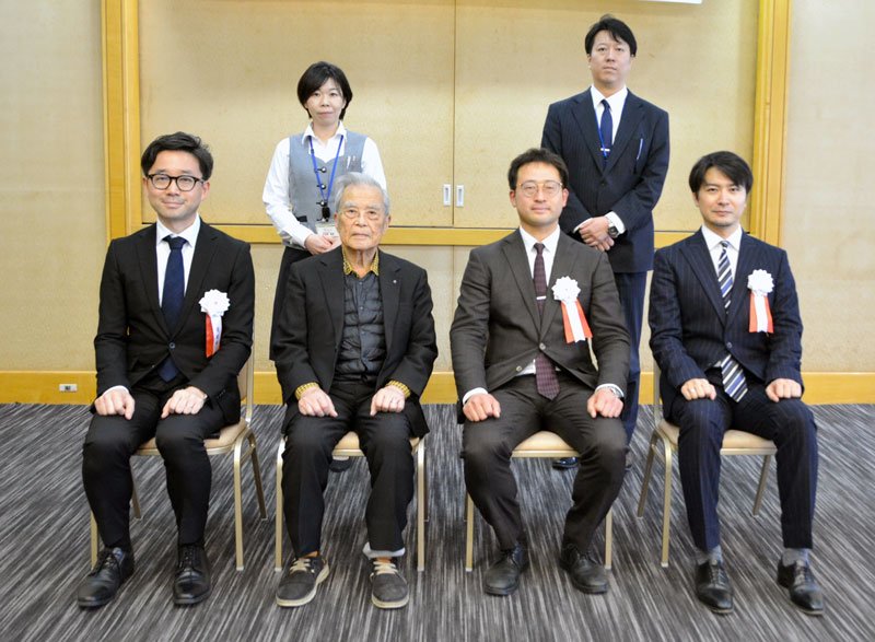 （前列左から）杉山さん、柏戸理事長、大橋さん、田村さん＝千葉市中央区