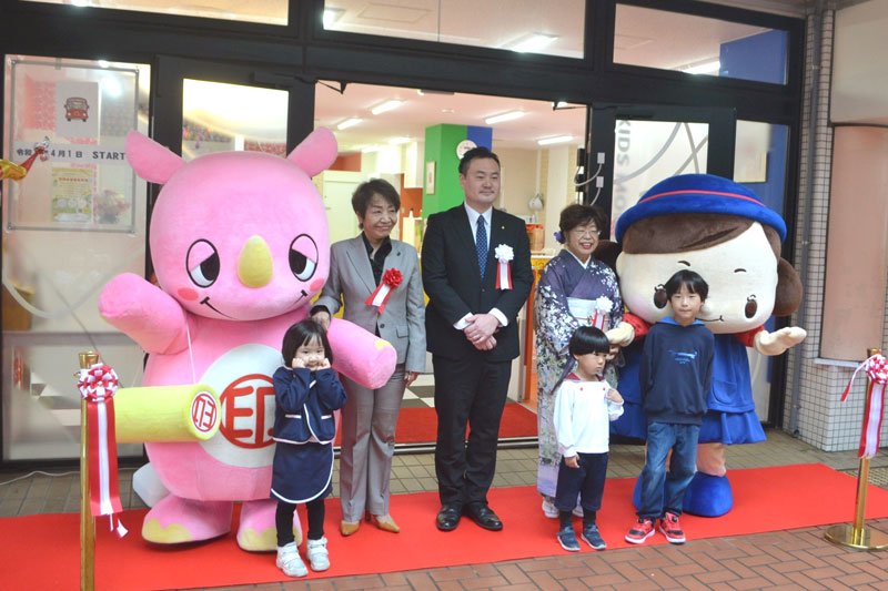 利用する子どもたちと一緒に開設を祝った藤代市長（中央）＝１日、印西市