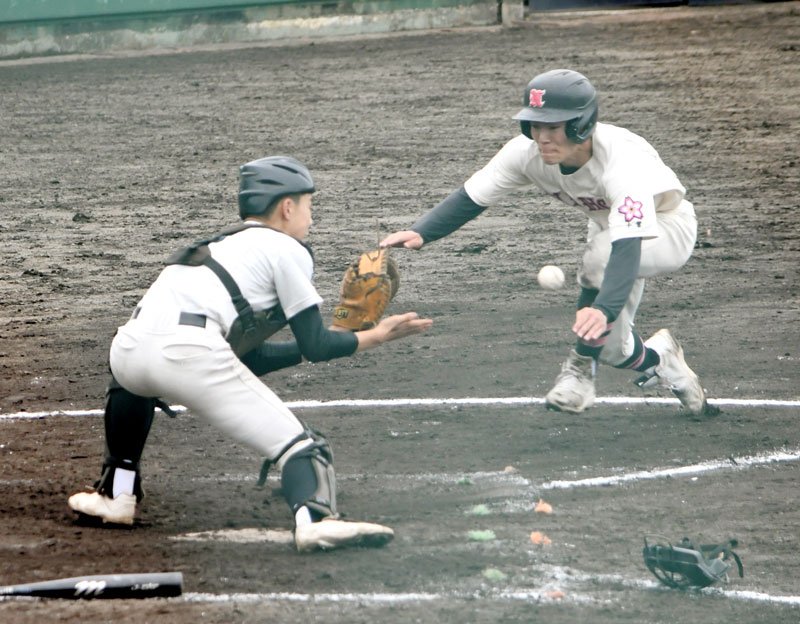 千葉日大一－船橋二和　３回表千葉日大一１死三塁、正村のスクイズで本塁に突入する三走石田。捕手大内＝第一カッター
