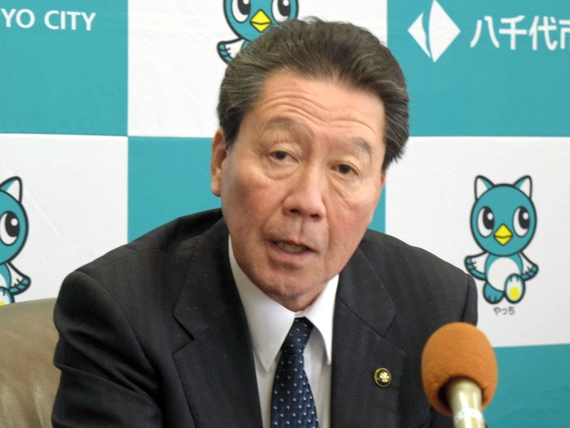 自身の病状に関する質疑に応じる服部市長＝６日、八千代市役所