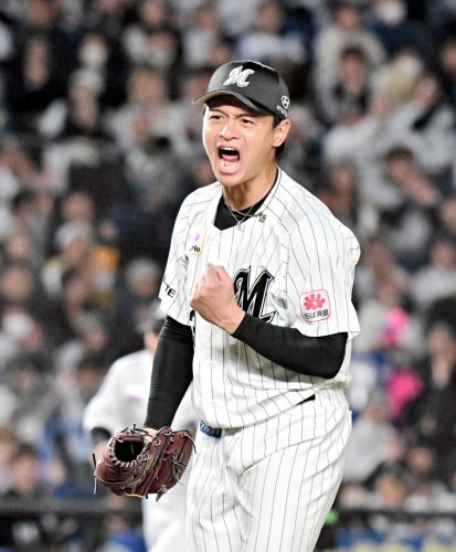西武との開幕戦で、４回のピンチを空振り三振に仕留め、雄たけびを上げる千葉ロッテ・毛利＝３月２７日、ＺＯＺＯマリン
