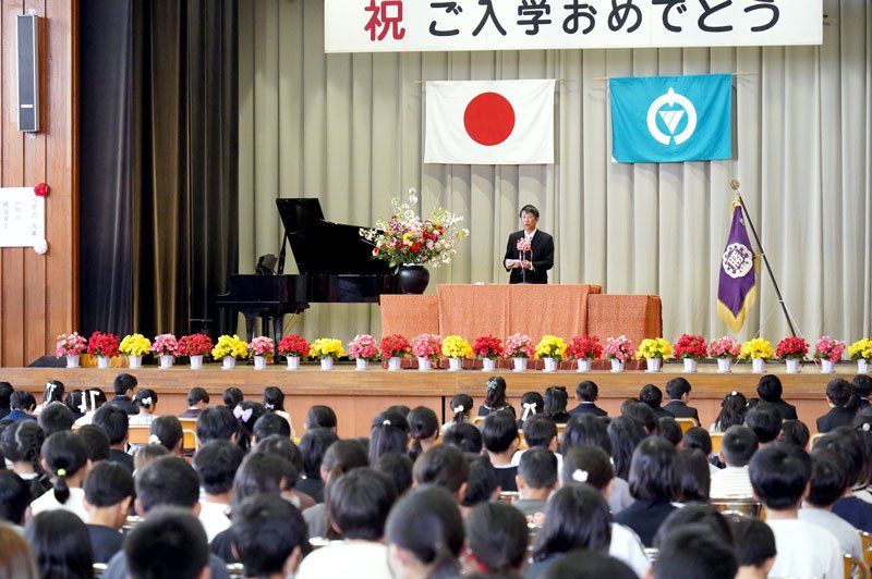 新年度の３校統合後、初めて行われた勝浦小の入学式＝９日、勝浦市