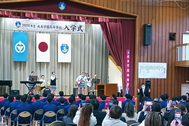 ウエルカムパフォーマンスを行う在校生と教職員ら＝７日、勝浦市