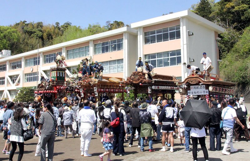那古船形小学校の開校記念行事で、山車と屋台を使って行われた餅投げ＝１１日、館山市