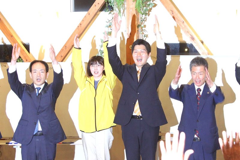 初当選を決め、現職の石井市長（左から１人目）らと万歳する渡辺氏（同３人目）＝１２日、南房総市千倉町北朝夷