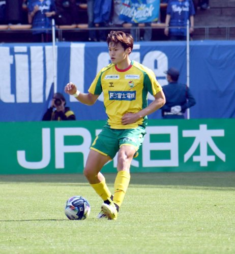 １１日の水戸戦でプレーする千葉・津久井＝フクアリ