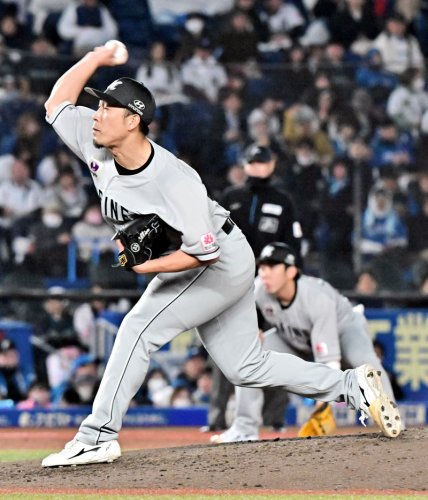 日本ハム戦で５回から登板し、プロ２勝目を挙げた千葉ロッテ・八木＝１６日、ＺＯＺＯマリン
