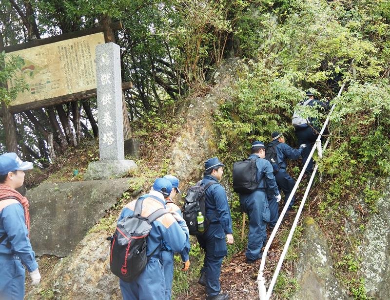 山岳遭難を想定した捜索活動訓練で、登山ルートに入る警察や消防などの参加団体＝君津市
