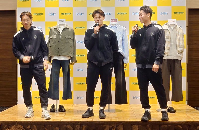 ジェフユナイテッド市原・千葉とペリエ千葉のイベントで各ショップのコーディネートについて語り合う（左から）呉屋選手、津久井選手、松村選手＝１９日、千葉市中央区
