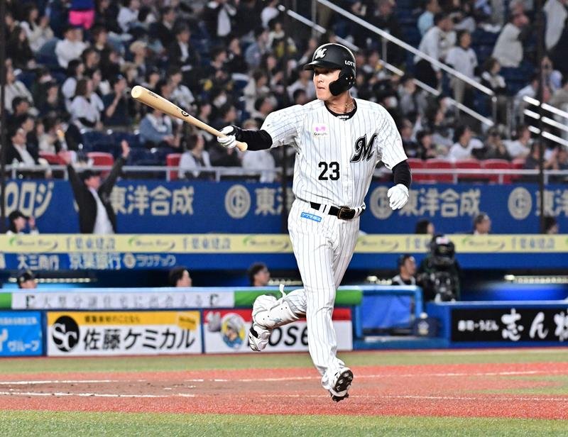 ５回千葉ロッテ無死一、二塁、石川慎が左中間に勝ち越し３ランを放つ＝ＺＯＺＯマリン
