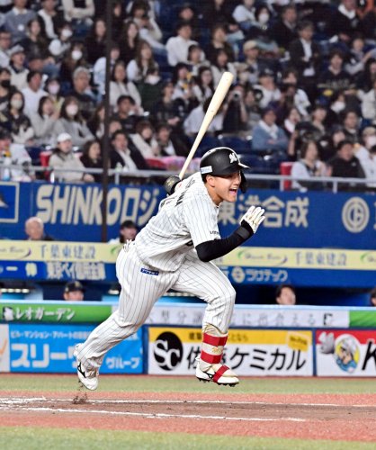 ６回千葉ロッテ２死一、二塁、西川が右翼線に勝ち越しの２点二塁打を放つ＝ＺＯＺＯマリン