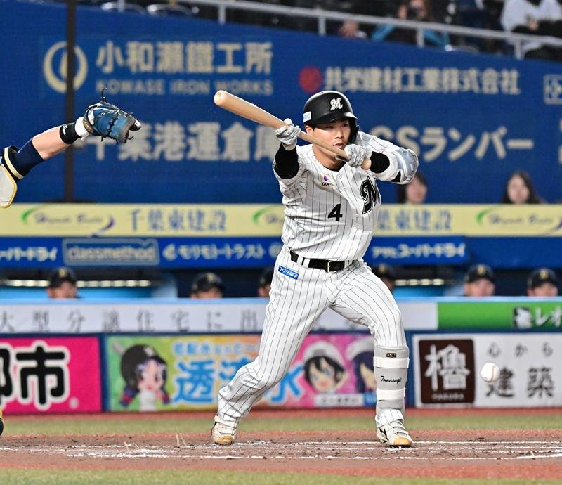 ２回千葉ロッテ１死一、三塁、友杉が先制のスクイズを決める＝ＺＯＺＯマリン
