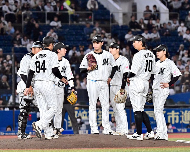 オリックス戦の５回、マウンドに集まる千葉ロッテナイン。この後、毛利（中央）が紅林に勝ち越し３ランを浴びる＝ＺＯＺＯマリン
