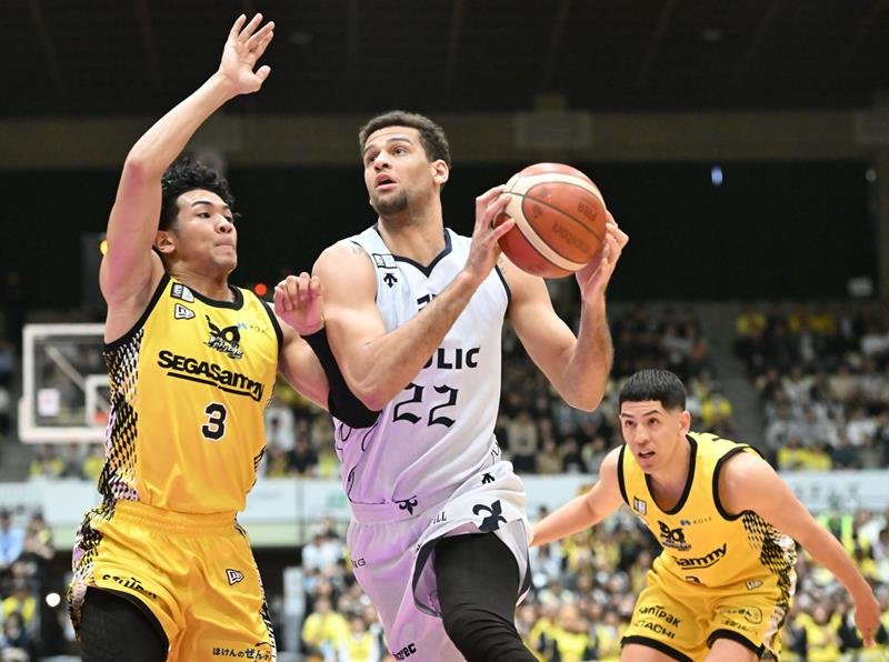 ＳＲ渋谷―Ａ千葉　第１クオーター、インサイドに攻め込むＡ千葉・ポーター（中央）＝青山学院記念館
