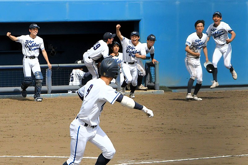 春季県高校野球大会は４強が出そろう。千葉学芸―東京学館浦安は延長１０回タイブレークの末、東京学館浦安が逆転サヨナラ勝ちで初の進出を決めた＝２６日、千葉市の県総合スポーツセンター野球場　比嘉佑介撮影