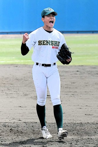 最後の打者を空振り三振に仕留めて雄たけびを上げる専大松戸・畠山＝県総合ＳＣ