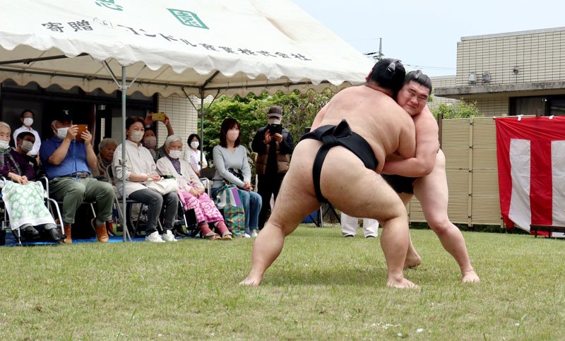 入所者らの前で取り組みを実演する力士＝２９日、茂原市
