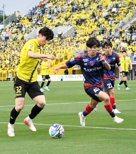 柏ーＦＣ東京　前半、競り合う柏・山之内（左）＝三協フロンテア柏スタジアム