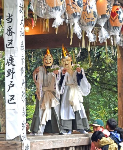 東庄町笹川の「諏訪大神」で４日、五穀豊穣を願う「笹川の神楽」が奉納された。笛や太鼓のおはやしに合わせて、舞子が古事記や神話に基づいた演目を披露。見物客でにぎわった＝中瀬健太撮影