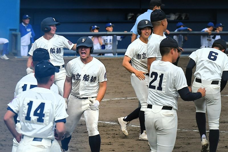 市船橋―光英ＶＥＲＩＴＡＳ　タイブレークの延長１０回にサヨナラ勝ちして喜ぶ市船橋ナイン＝県総合ＳＣ