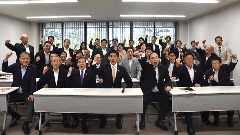 昨年１０月の自民党総裁選で県議が小林現党政調会長（中央）の支援組織を結成。党千葉県連の阿部幹事長（中央左）らが前面に立つ一方、反目する県議は参加しなかった＝同９月、県庁議会棟