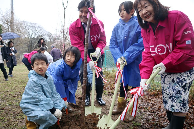 山桜を植樹した多古町の小学生ら＝同町