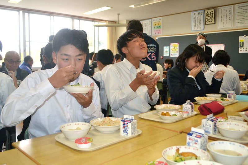 西洋野菜を使った特別メニューを楽しむ生徒＝佐倉市立佐倉中