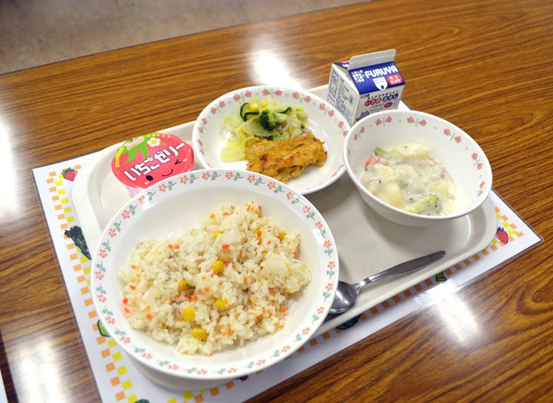 西洋野菜たっぷり　津田仙ゆかり給食に舌鼓　佐倉の小中学校