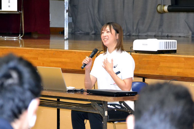 母校の市立佐倉中で講演する佐藤さん＝佐倉市
