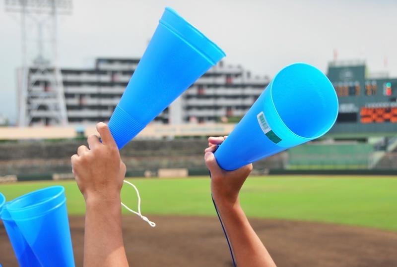 スポーツ観戦で応援する様子（写真はイメージ）