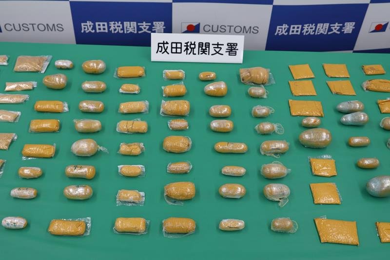 成田空港で今年１～３月に押収された粉状の金＝４月、成田市の東京税関成田支署
