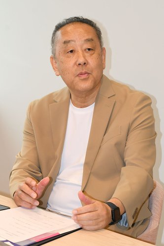 インタビューに応じる飯塚ＧＭ＝７日、千葉市美浜区
