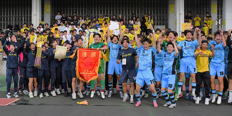 関東高校サッカー千葉県予選で優勝した暁星国際の男女チーム＝１０日、市原市のゼットエーオリプリスタジアム