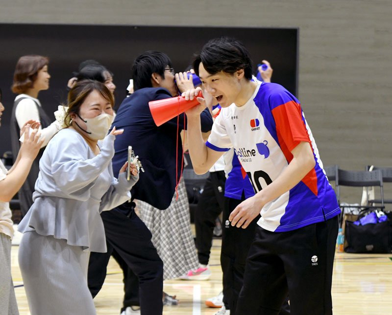 クイズ大会でファンの回答を聞く千葉ドットの選手ら＝１０日、千葉市中央区