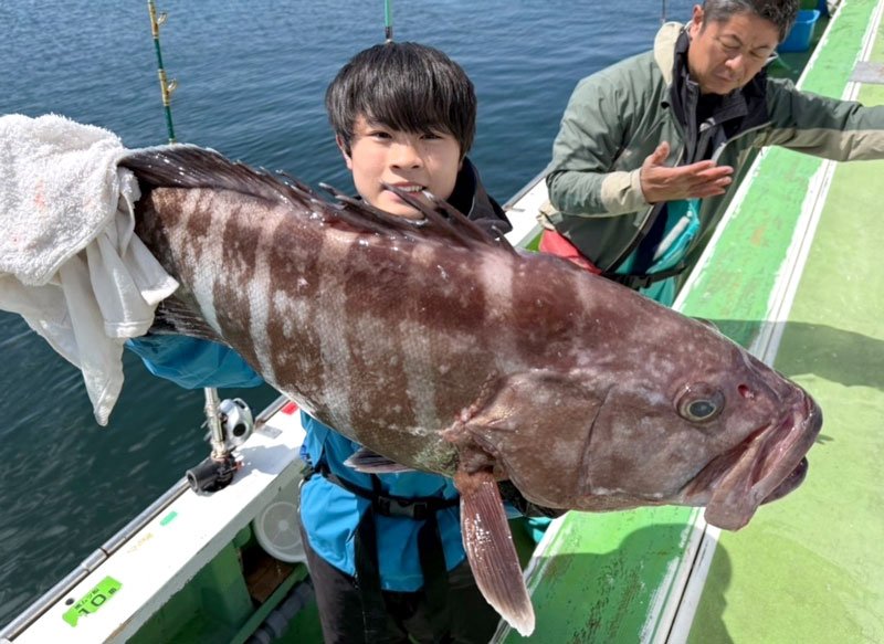 洲崎南沖で釣り上げたマハタ（写真は「萬栄丸」提供）
