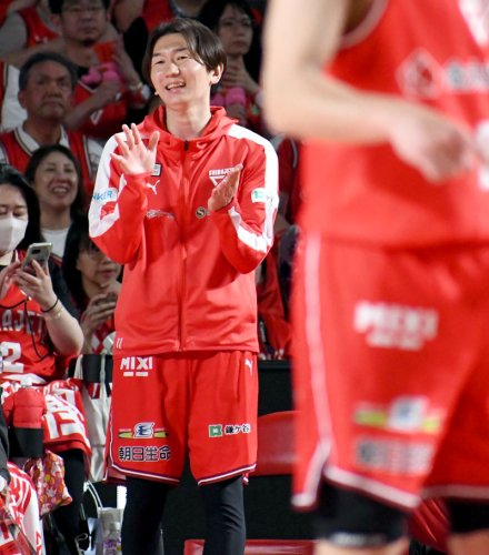 第３クオーター、仲間の奮闘を見守る千葉Ｊ・西村