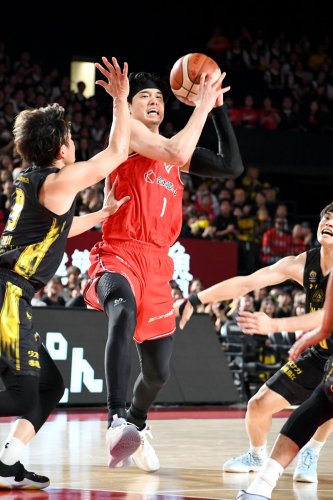 バスケットボールのりそなＢリーグ１部のプレーオフ、チャンピオンシップは１１日、船橋市ららアリーナ東京ベイで２戦先勝方式の準々決勝第３戦が行われ、千葉ジェッツ（東地区２位）がワイルドカード）の群馬に７２―６８で勝ち、４季続けて４強入りした。写真は第２クオーターで競り合う千葉ジェッツの渡辺　森大輔撮影