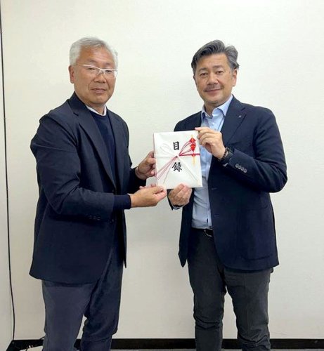 寄付金を持参した千葉県プロゴルフ会の新井真一会長（左）と下田和則副会長（右）