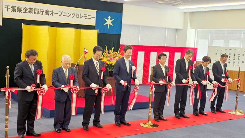 オープニングセレモニーで行われたテープカットには熊谷知事（左から４人目）らが出席した＝１３日午後、千葉市中央区