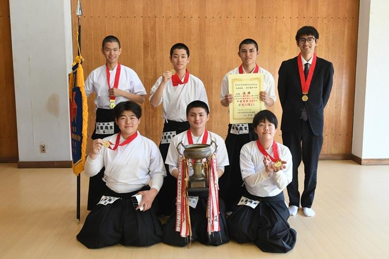 男子で優勝した千葉商＝県総合SC弓道場