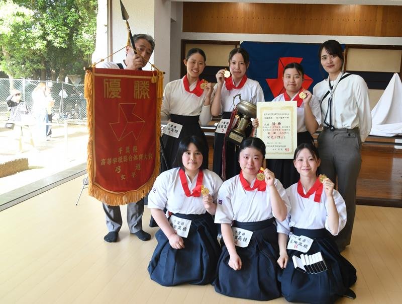 女子で優勝した成田＝県総合SC弓道場