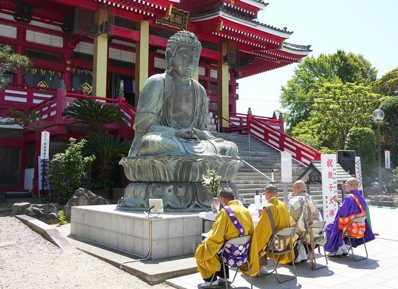 “銚子大仏”の前で読経する平幡住職ら＝１６日、銚子市の円福寺（飯沼観音）
