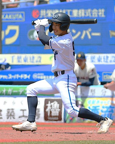 ５回裏東京学館浦安２死満塁、中道が左前適時打を放つ
