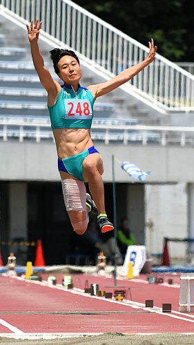 女子三段跳びを大会新記録で制した市船橋・杉本百音＝県総合ＳＣ